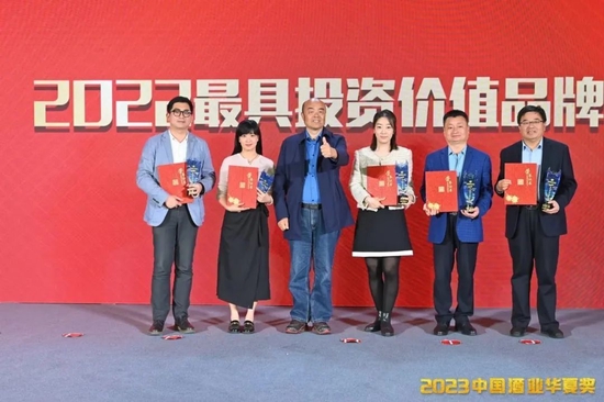 古贝元斩获“2022最具投资价值品牌”。古贝春集团营销总监赵恩国(右二)代表公司上台领奖。