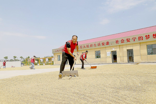 党群服务中心广场变身“晾晒场”