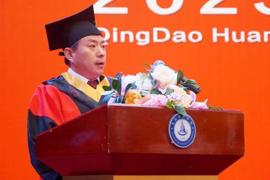 梁忠环副校长宣读2023届毕业生升学名单