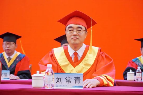 刘常青董事长出席毕业典礼