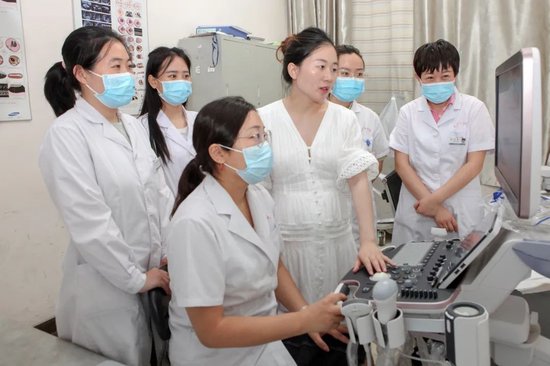 超声科医护人员正在接受培训