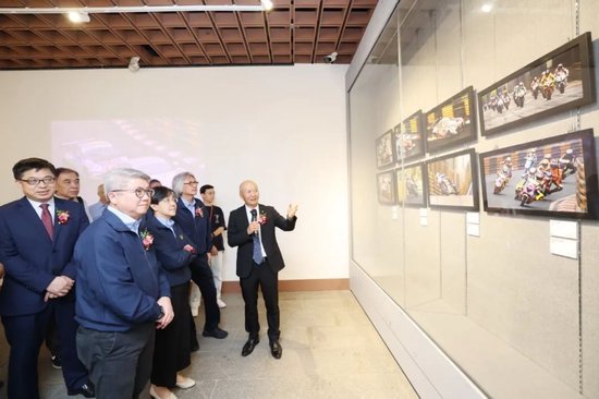  "Seventy Years of Racing - Exhibition of Racing Photography and Sketches" was exhibited in the Urban Council Gallery