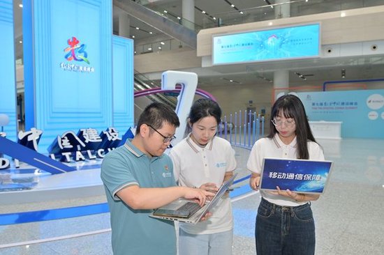 中国移动网络优化人员对海峡会展中心场馆所有区域进行移动信号测试优化,确保用户体验良好。