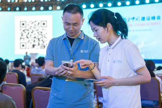 中国移动网络保障人员进行速率测试,开展微信即时通讯、超高清视频、1080P及以上直播等业务感知体验来进行网络挑刺。