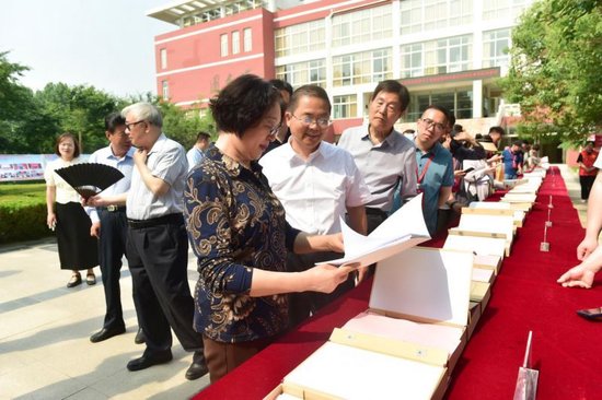 观看学校关工委工作资料展