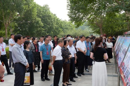 观看学校关工委建设图片展