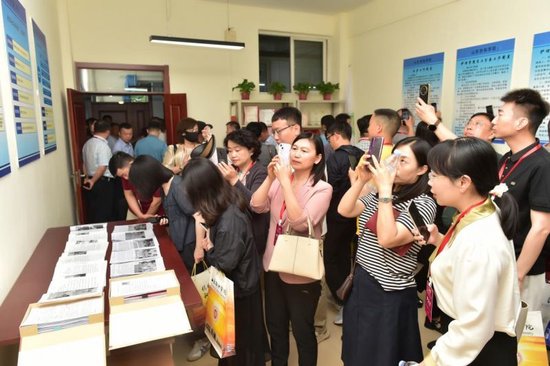 参观学校基层分委工作