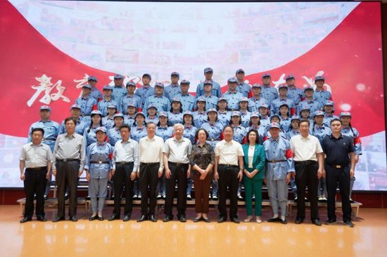 与“长征组歌”演唱人员合影