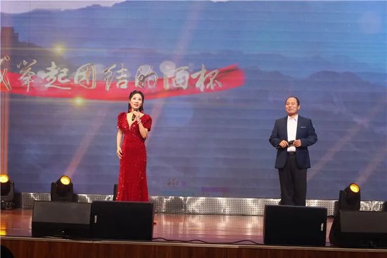 教师二重唱:《为祖国干杯》——徐伟伟(章丘五中) 李光(章丘五中)