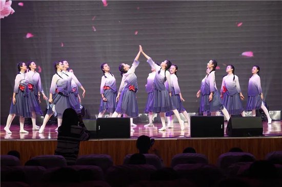 舞蹈:《烈火青春》——表演单位:绣水中学