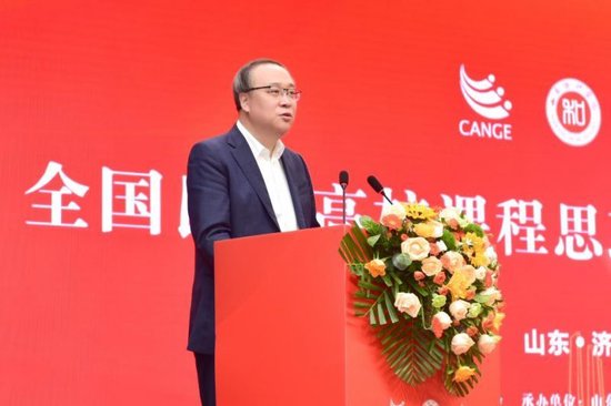 中国民办教育协会高专委副理事长、秘书长徐小强主持会议