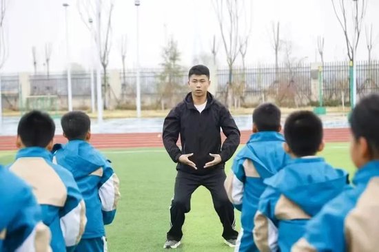 图为丁博同学在中小学进行武术教育推广