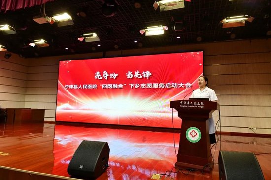 ▲王娜主持讨论提问环节