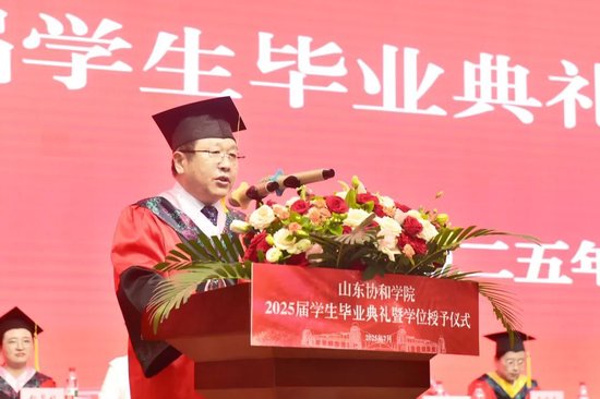 校长周传安在典礼上致辞