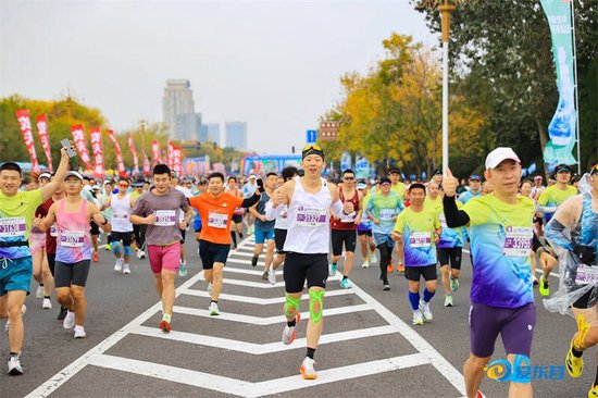 奔跑在路上。记者 周广学 摄