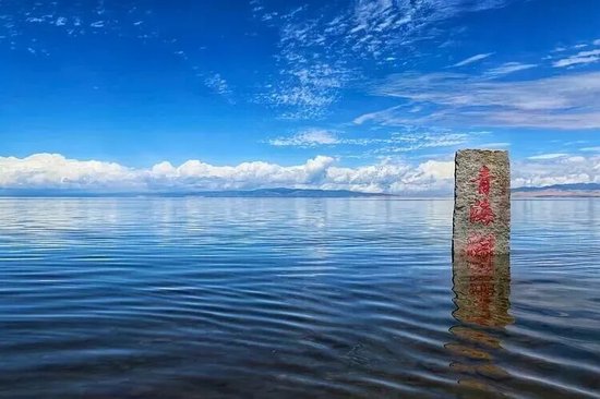 新华网网友“爱读诗的小狮叔”坐着绿皮火车走近青海湖