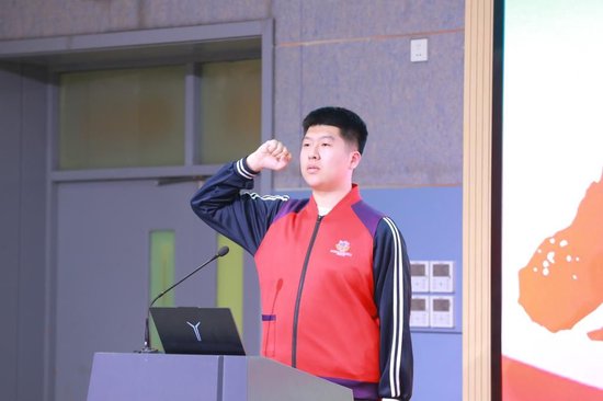 张世栋带领全体志愿者宣誓