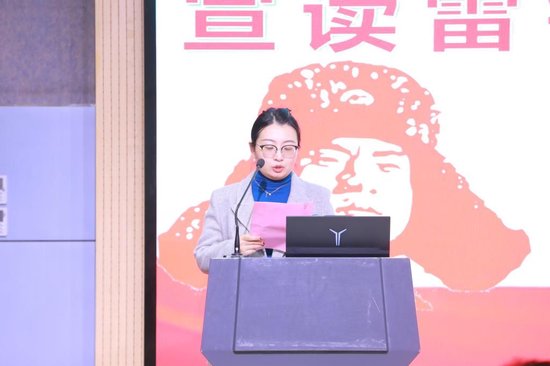 团委副书记于佳宣读实施方案