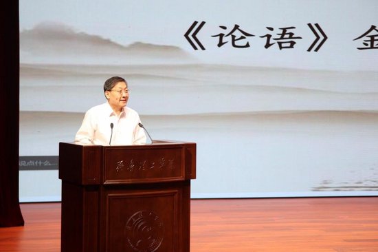 常务副校长张庚灵主持讲座