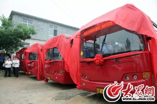 2013年6月，村子开通了121路公交车