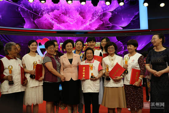 全国妇联党组书记、副主席、书记处第一书记宋秀岩与获奖人员合影，左二为邹平“爱心妈妈”代表董丽。