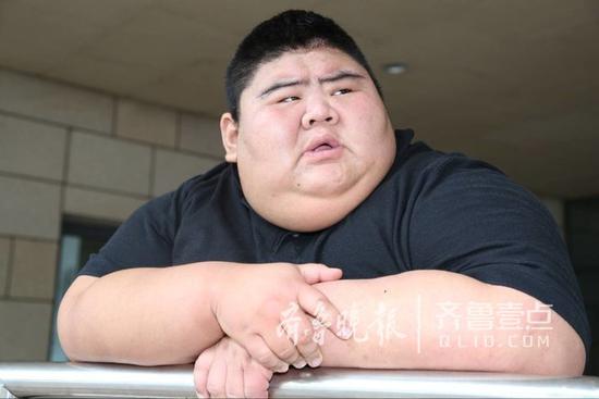 王浩楠体重曾高达668斤，这让他压力很大。院方供图