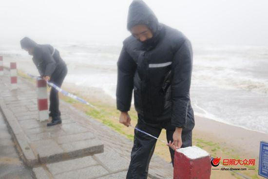 山海天公安民警在海岸線設(shè)置警戒線