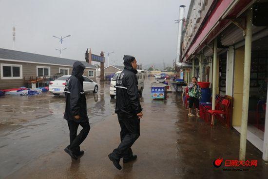 民警进入店铺进行宣传敬告