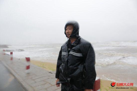 公安民警在關(guān)鍵位置站崗
