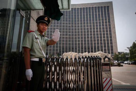 山西省太原市,省委大楼前武警站岗.杨一 澎湃资料图