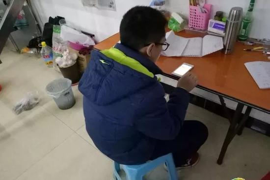 10歲男孩頭偷偷轉賬 家長1個月未發覺