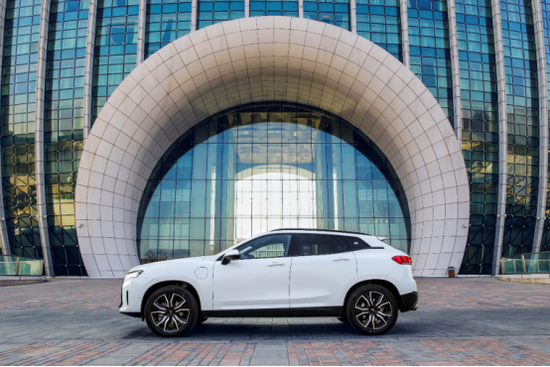 P8街拍大片曝光,中式豪华难遮帅气