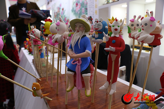 文博會(huì)上菏澤展區(qū)展出的穆李面塑