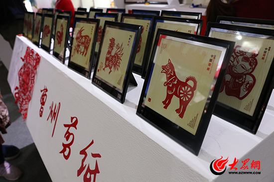 文博會(huì)上菏澤展區(qū)展出的曹州剪紙