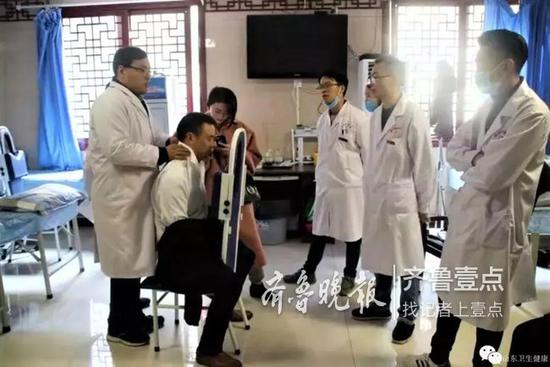 張春曉在援渝工作中展示推拿手法