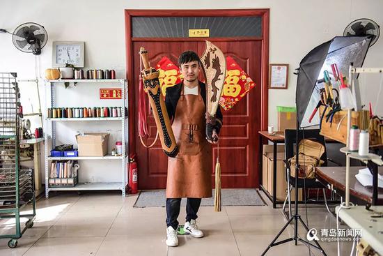 圖為張仁兵制作的“大寶劍包”和“屠龍刀包”。