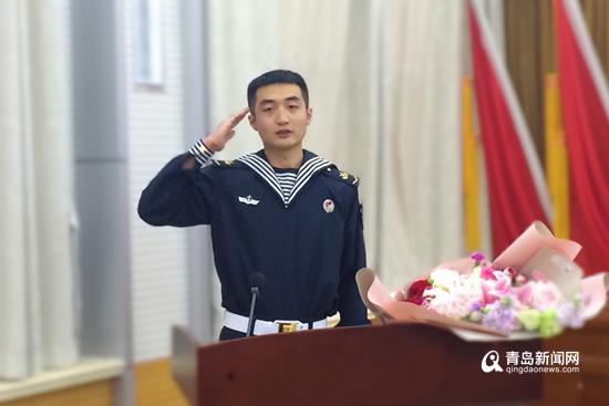 青島海軍戰士鐘曉峰。