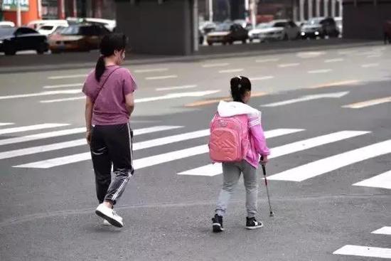 学校到家368米路程，她要“独自”走15分钟，而她妈妈总是偷偷跟在旁边。