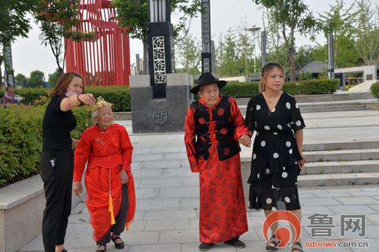 家人操持補(bǔ)拍婚紗照,讓老人不留遺憾