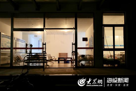 当地受灾村民正在临时安置点休息。