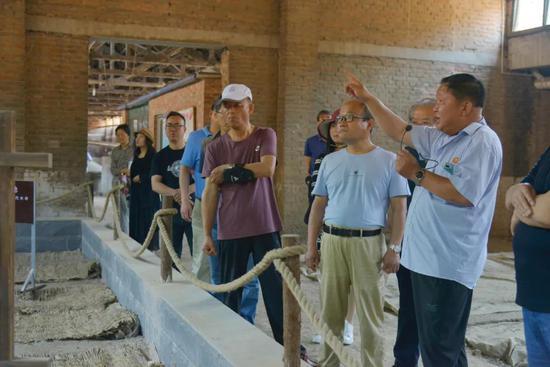▲与会作家参观古贝春集团老厂文化基地