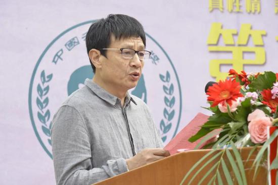 ▲上届赤子诗人奖得主毛子宣读授奖词