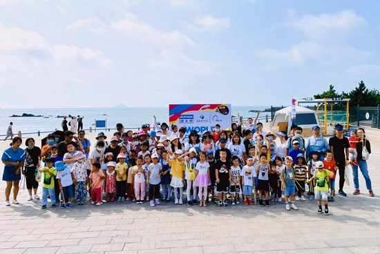 【小朋友在努力地捡拾海洋垃圾】