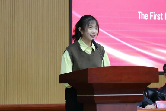 学生代表李欣颖发言