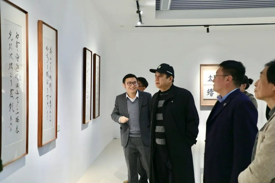 与会来宾观看艺术作品展览