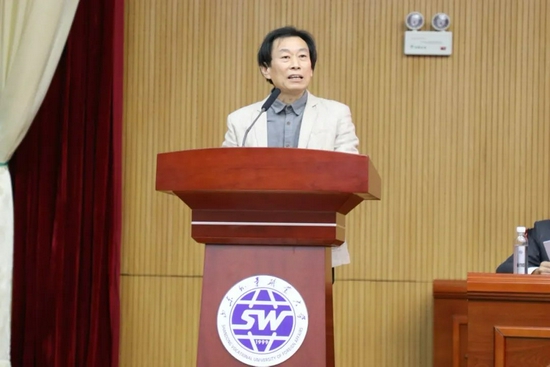 威海市美术家协会水彩画艺术委员会主任顾人敏讲话