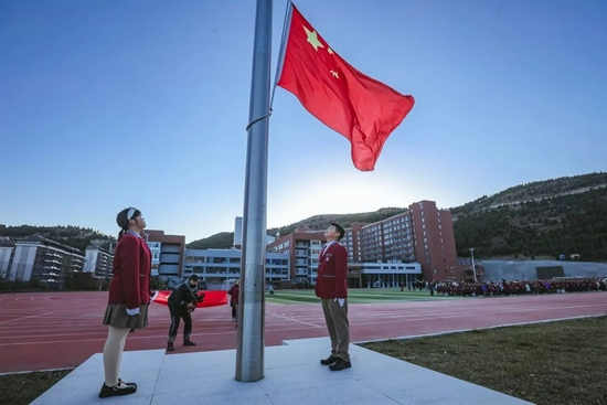 感恩中国带来安宁和力量记济南托马斯学校一场别样的升旗仪式