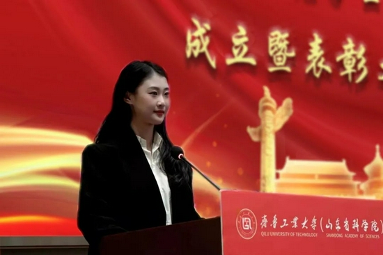 第六届校监会主席贾晓慧做述职报告