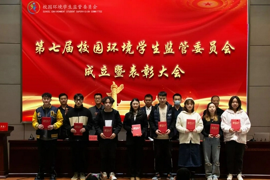 与会领导为第六届委员会“优秀学生干部”颁奖