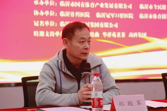 临沂市羽毛球运动协会秘书长郑殿军介绍赛事筹备情况
